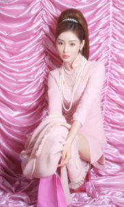 张天爱穿小粉裙脚穿短裤薄丝袜拍摄少女感写真