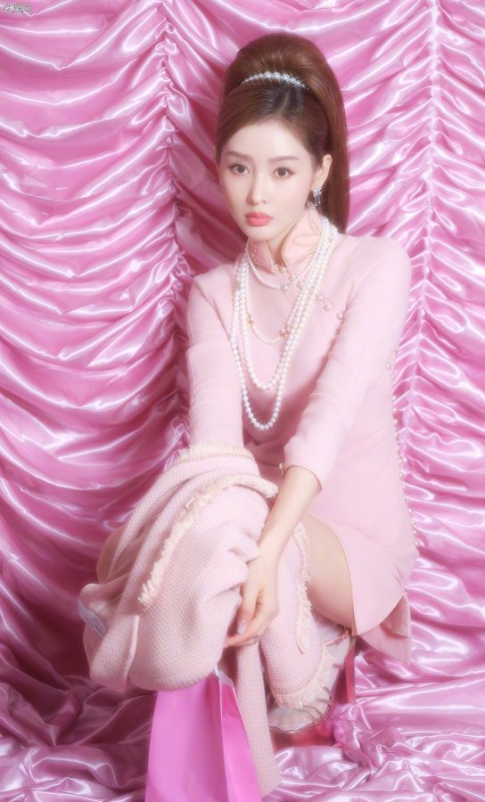 张天爱穿小粉裙脚穿短裤薄丝袜拍摄少女感写真(6/16)