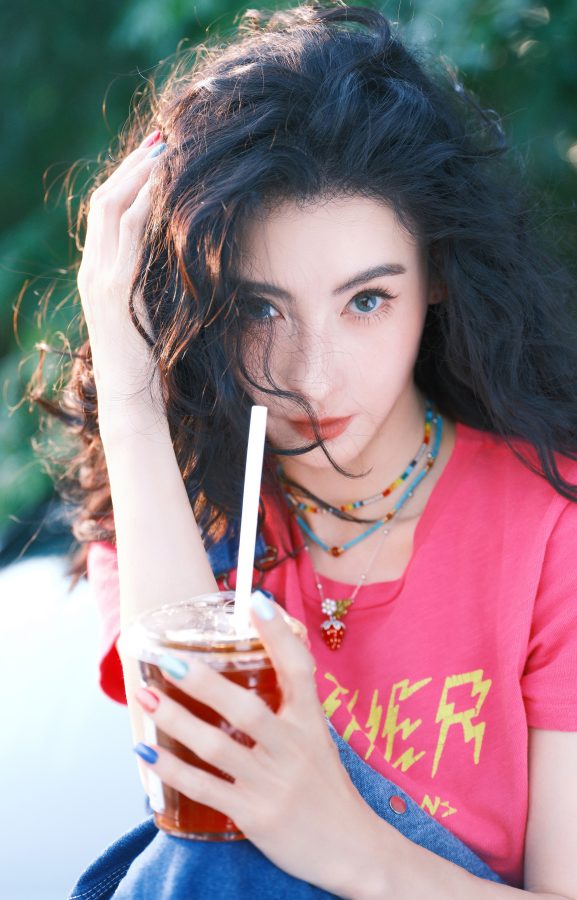 张柏芝脚穿棉袜坐在吉利星愿汽车的机盖上拍照(5/7)