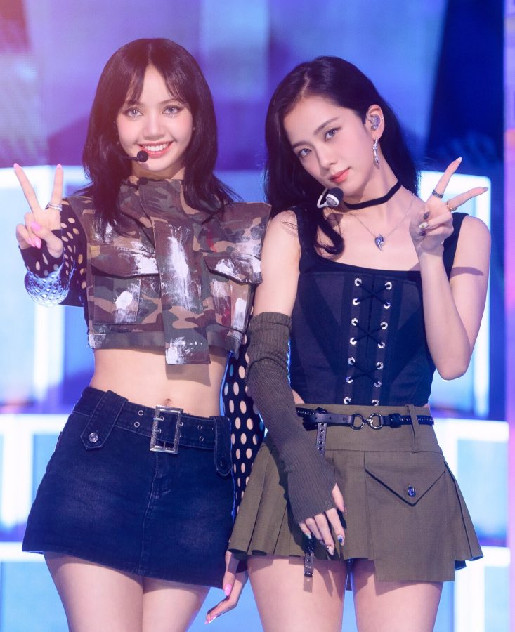 “人间芭比”LISA高筒战靴秀逆天长腿，JISOO金智秀甜美“惊讶”脸，“姐妹花”舞台同框太养眼！(4/6)