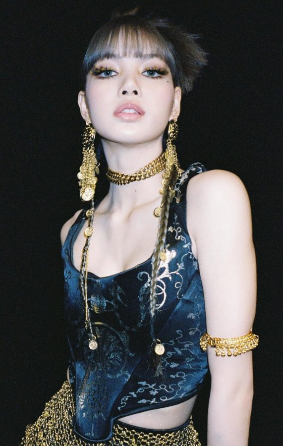 霸气“腿精”LISA！金色“战甲”包裹曼妙身姿(3/5)