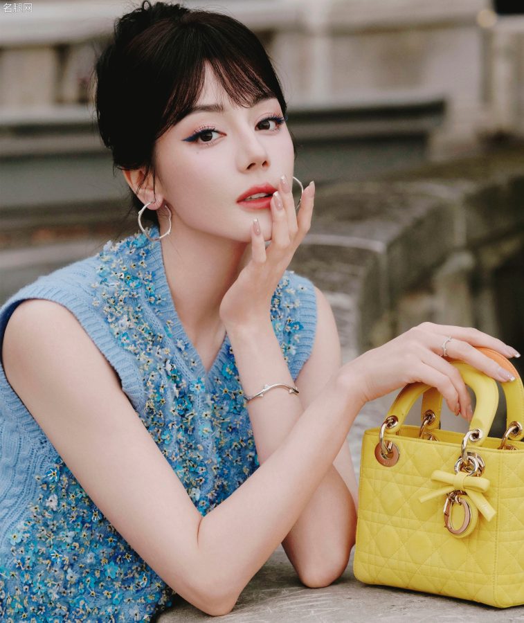 Dilraba Dilmurat, the sweet "leg goddess" in the front row of a fashion show! Her blue sequined dress shows off her snow-white legs, and her temperament is outstanding.(9/15)