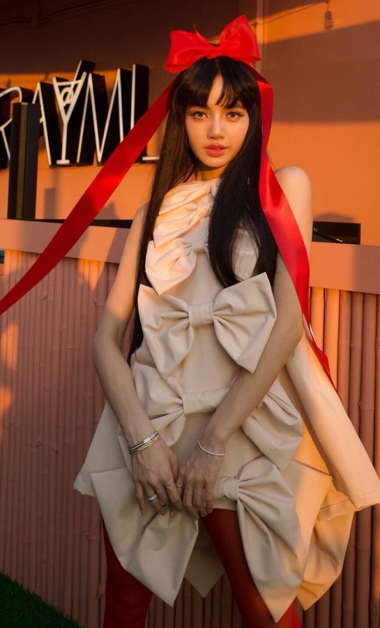 LISA化身“礼物甜心”！巨型蝴蝶结裙配红色丝袜，一双美腿太惹火。(2/8)