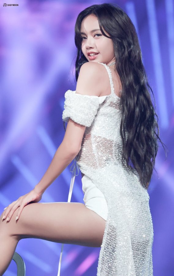 LISA穿吊带配短裤在台上大秀美腿(3/5)