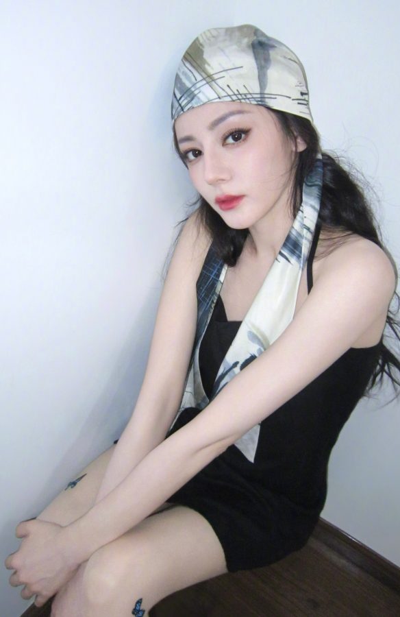 迪丽热巴时尚新玩法！蝴蝶丝袜太抢镜(7/7)