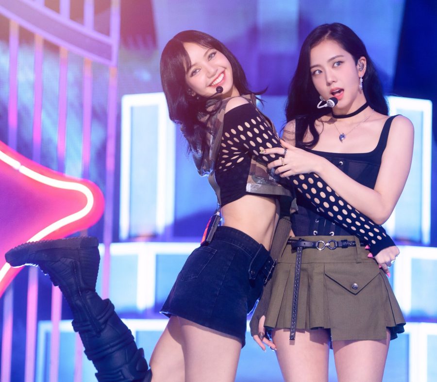 “人间芭比”LISA高筒战靴秀逆天长腿，JISOO金智秀甜美“惊讶”脸，“姐妹花”舞台同框太养眼！(3/6)