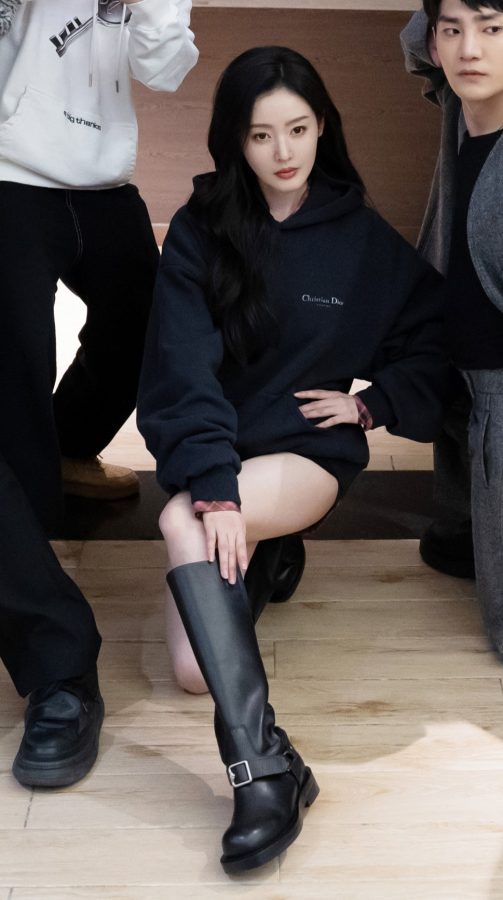张天爱白皙美腿穿长靴优雅蹲姿(1/3)