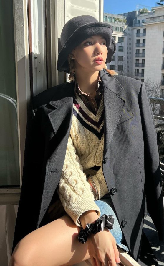 LISA的日常！毛衣短裤配小白鞋，蹲在阳台晒太阳，一双长腿藏不住(4/6)