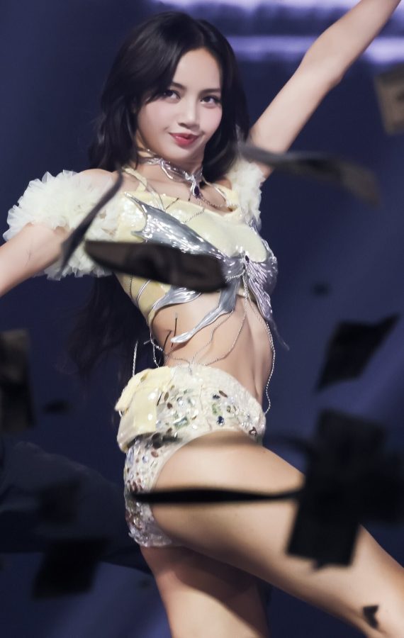 LISA热舞大秀逆天长腿，甜美笑容电力十足。(14/14)