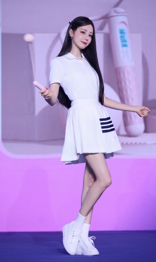 迪丽热巴穿白裙出席护舒宝新品全球发布会美腿纤细(14/15)