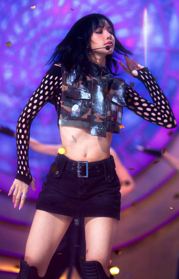 LISA！舞台上大秀苗条好身材，超短裙下的笔直长腿简直“鲨”疯了。(6/8)