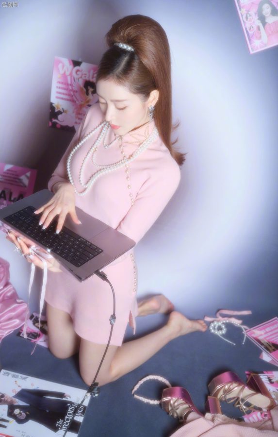 张天爱穿小粉裙脚穿短裤薄丝袜拍摄少女感写真(7/16)