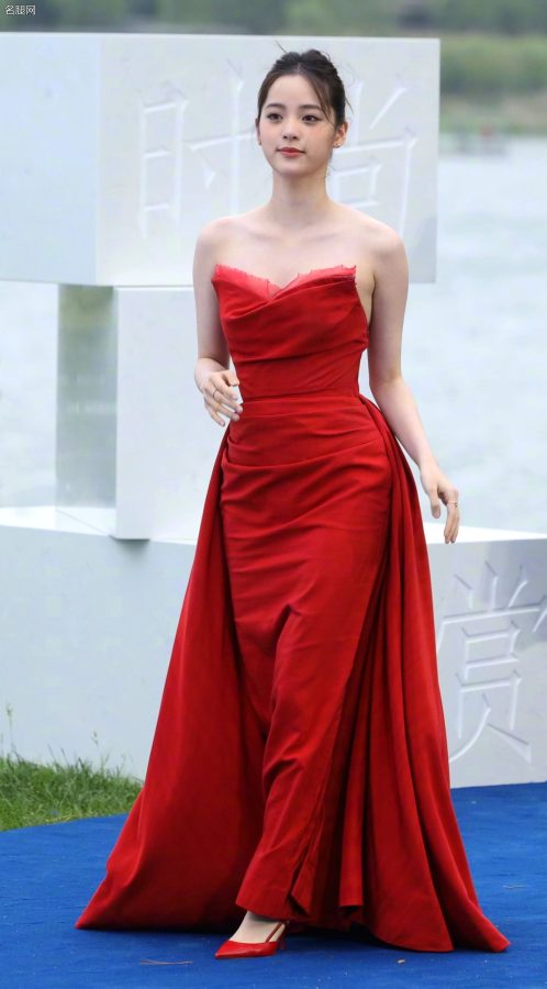 欧阳娜娜穿抹胸红裙踩高跟鞋美丽动人(2/16)