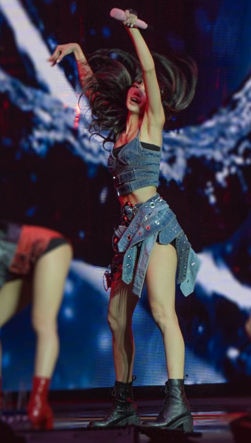 LISA后台直击！解构牛仔“战袍”大秀逆天长腿，又酷又飒！(12/16)