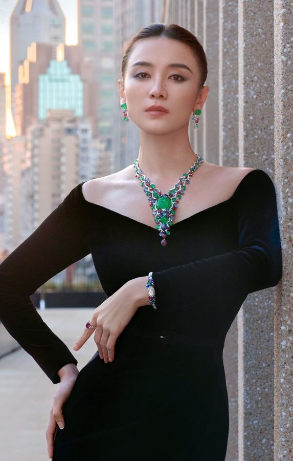 宋佳气质高贵身着黑色天鹅绒长裙配细跟凉鞋，尽显曼妙身姿与奢华珠宝。(3/4)