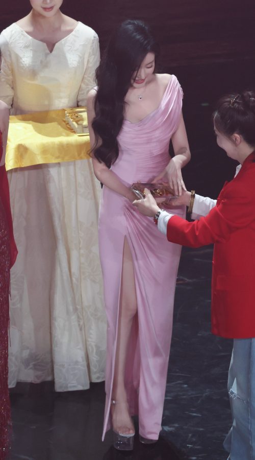 微博视界大会张天爱穿高开叉裙踩防水台恨天高尽显性感风采(8/8)