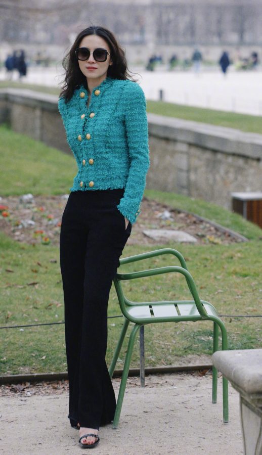 宋佳戴墨镜帅酷亮相，白脚踩细跟凉鞋更添迷人气息(2/2)