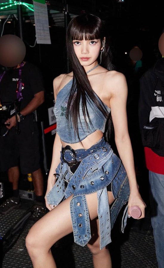 LISA后台直击！解构牛仔“战袍”大秀逆天长腿，又酷又飒！(1/16)