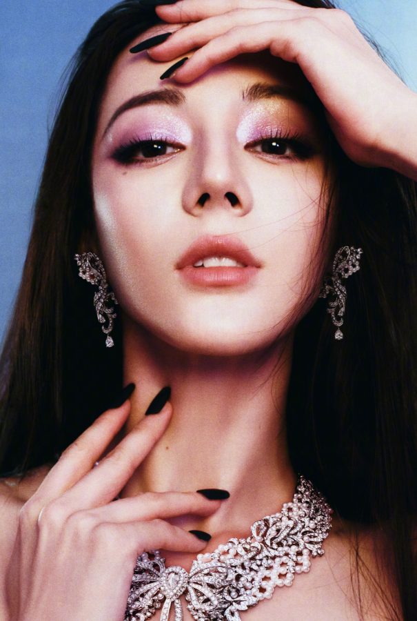 迪丽热巴穿丝袜为《ELLE》拍摄写真大片(4/5)