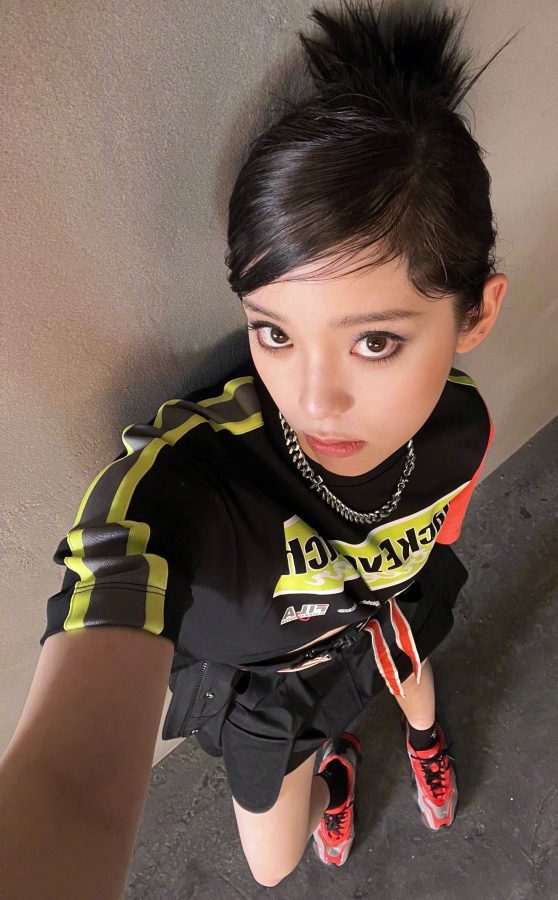 欧阳娜娜坐在轮胎上秀少女腿表情搞怪(3/5)