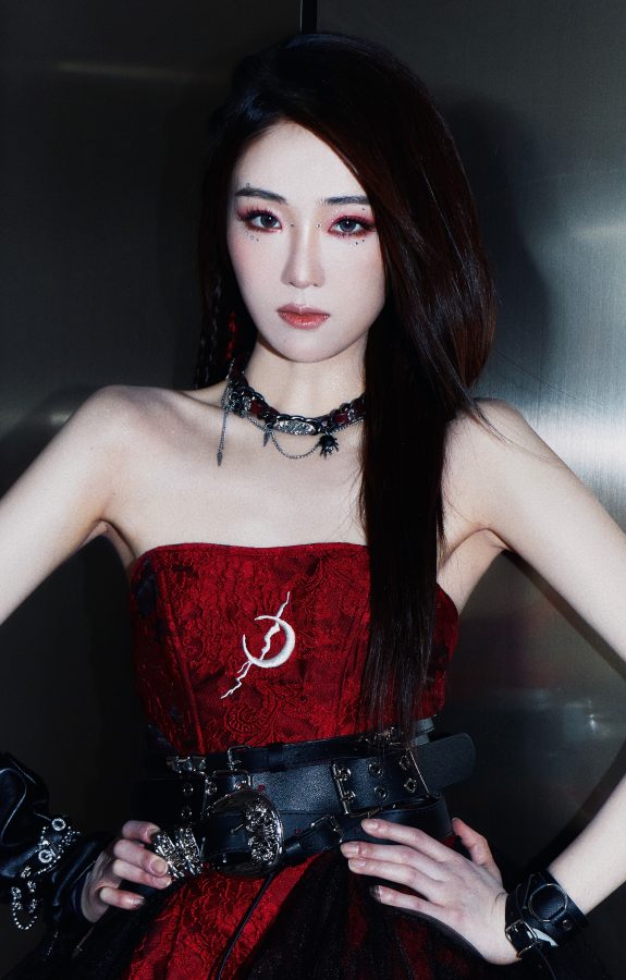 “暗黑系”辣妹张可盈渔网袜配马丁靴，大秀逆天长腿，又A又飒！(3/6)