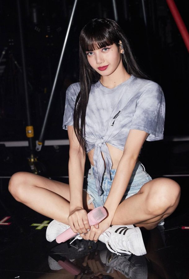 泰国流行乐女歌手LISA穿牛仔热裤盘腿坐(1/2)