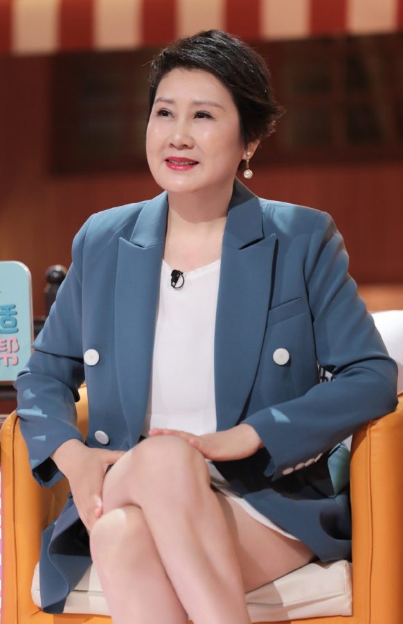 《听姐说》张凯丽蓝色西装尽显优雅，皮短裤下是一双雪白成熟美腿(1/4)