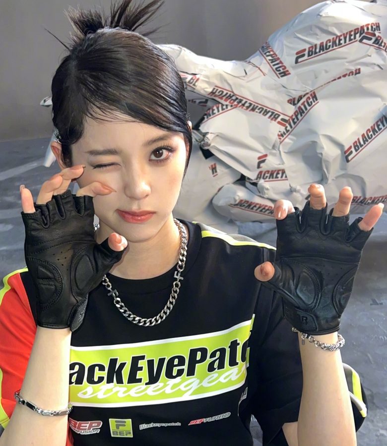 欧阳娜娜坐在轮胎上秀少女腿表情搞怪(2/5)