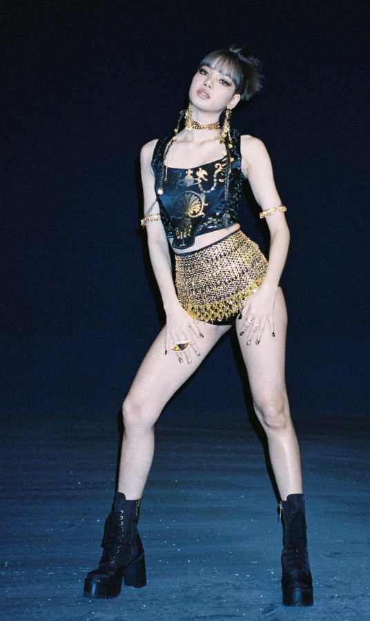 霸气“腿精”LISA！金色“战甲”包裹曼妙身姿(1/5)