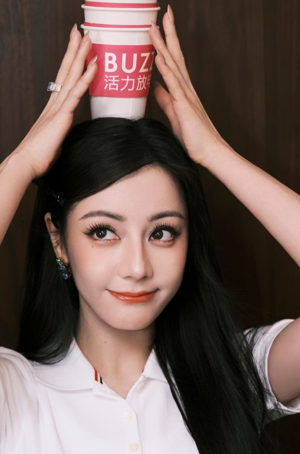 迪丽热巴穿白裙出席护舒宝新品全球发布会美腿纤细(5/15)