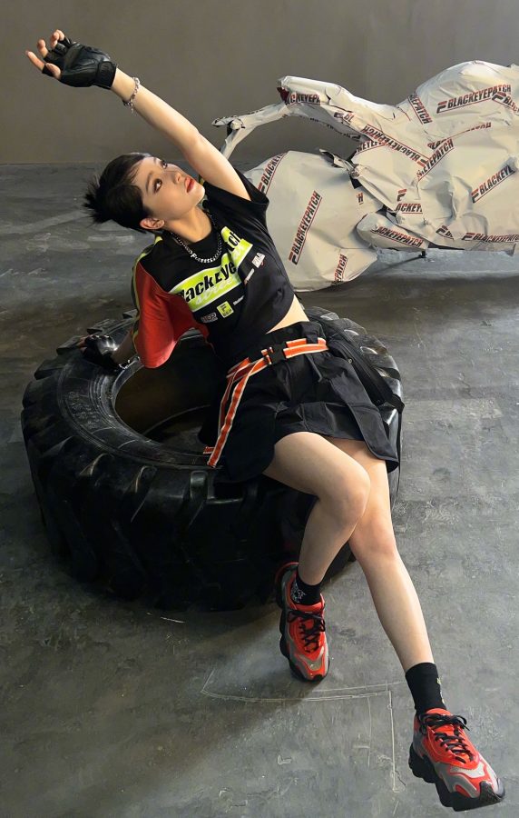 欧阳娜娜坐在轮胎上秀少女腿表情搞怪(1/5)