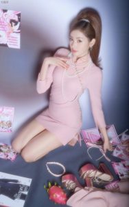 张天爱穿小粉裙脚穿短裤薄丝袜拍摄少女感写真