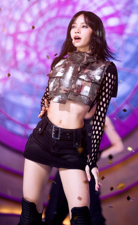 LISA！舞台上大秀苗条好身材，超短裙下的笔直长腿简直“鲨”疯了。(5/8)