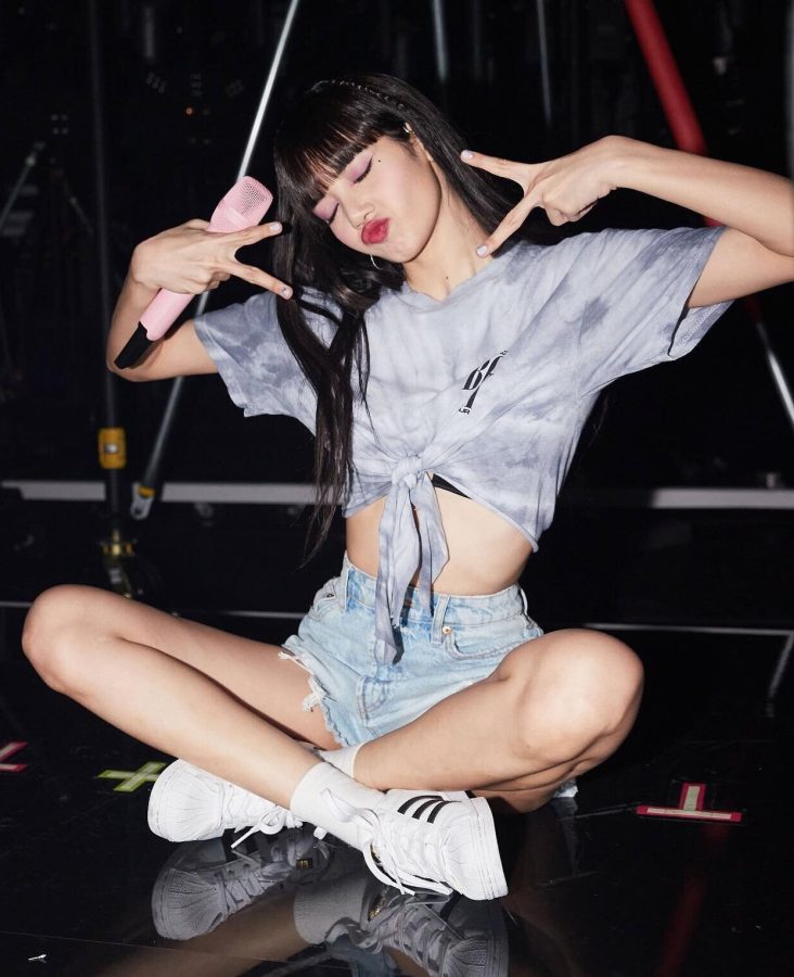 泰国流行乐女歌手LISA穿牛仔热裤盘腿坐(2/2)