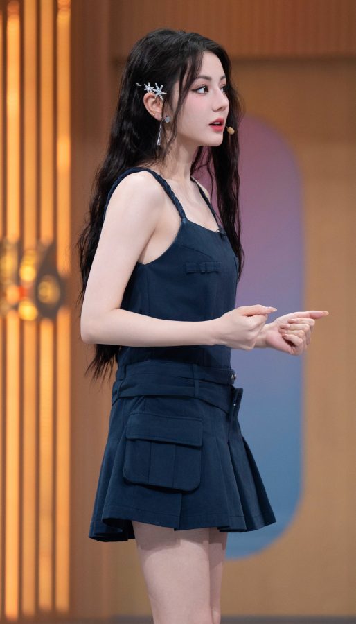 美腿女明星迪丽热巴穿皮靴录制《你好星期六》(12/12)