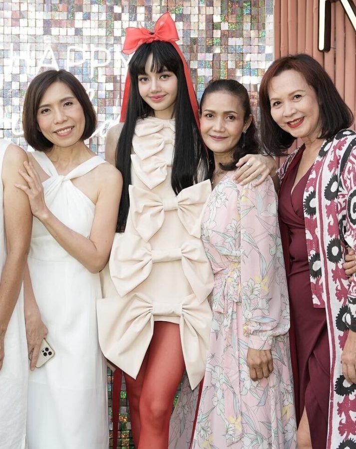 LISA化身“礼物甜心”！巨型蝴蝶结裙配红色丝袜，一双美腿太惹火。(7/8)