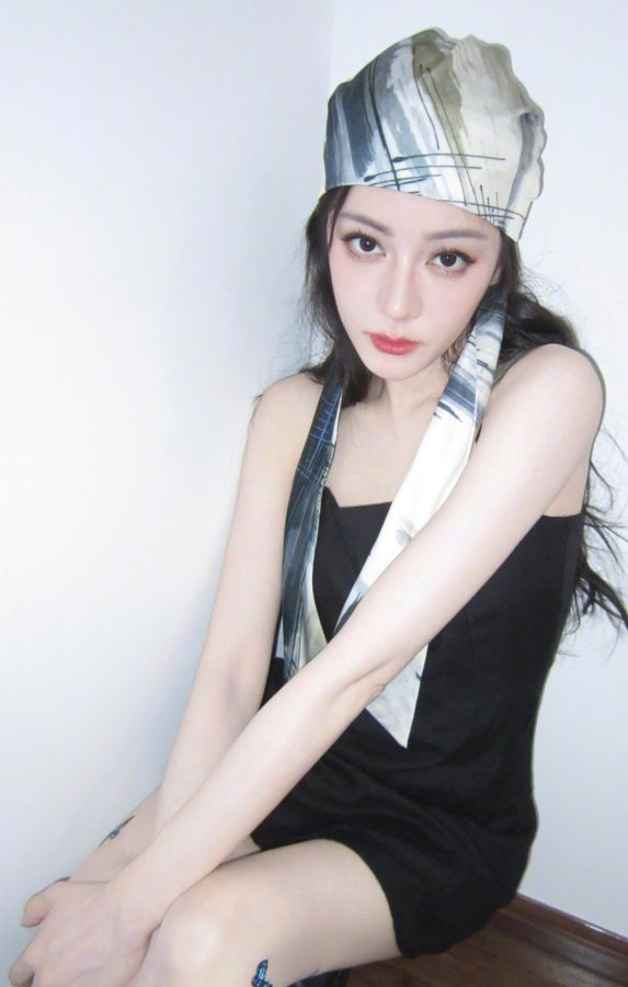 迪丽热巴时尚新玩法！蝴蝶丝袜太抢镜(6/7)