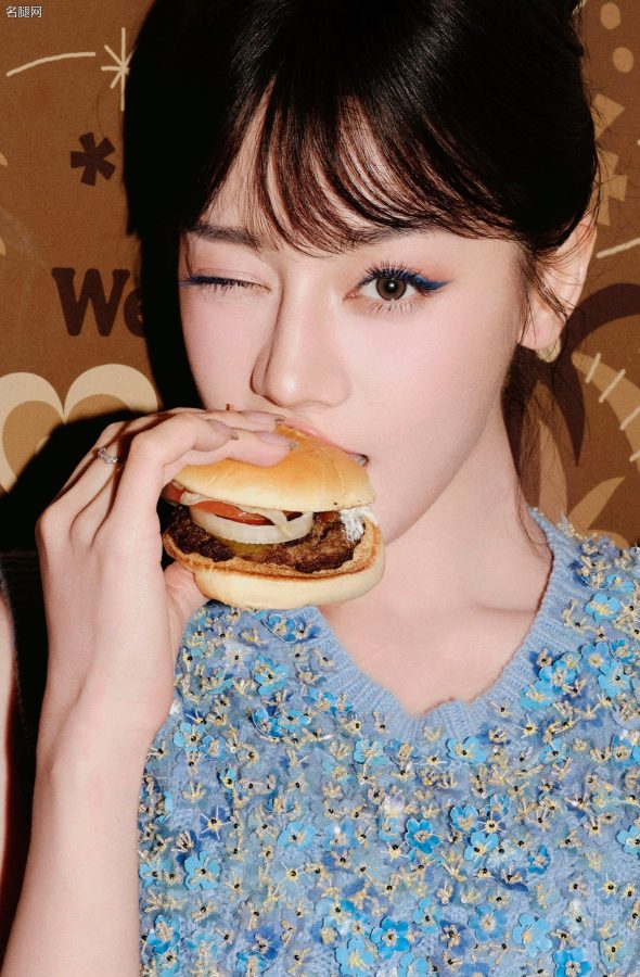 迪丽热巴时尚秀场前排的甜美“腿精”！蓝色亮片裙大秀雪白美腿，气质太出众。(11/15)