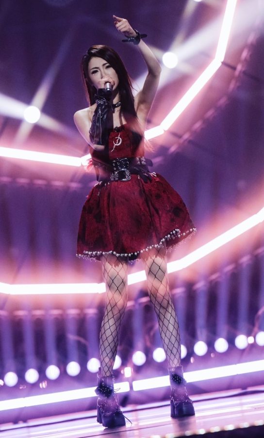 “暗黑系”辣妹张可盈渔网袜配马丁靴，大秀逆天长腿，又A又飒！(4/6)