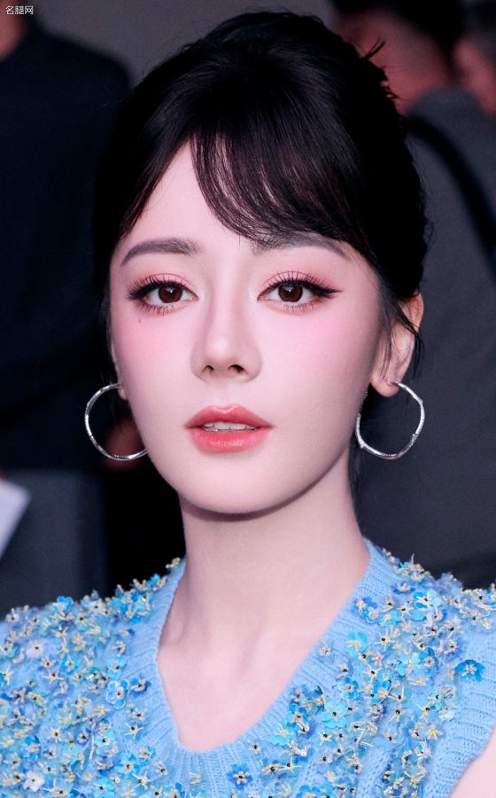 迪丽热巴时尚秀场前排的甜美“腿精”！蓝色亮片裙大秀雪白美腿，气质太出众。(3/15)