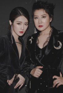 暗黑系“母女姐妹花”张可盈和张凯丽!气场无人能敌。