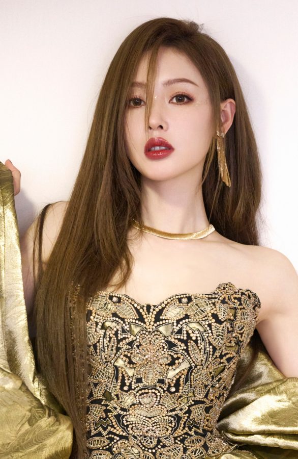 张天爱穿黄金色抹胸礼服半露玉足，高清美脸红唇迷人(2/11)