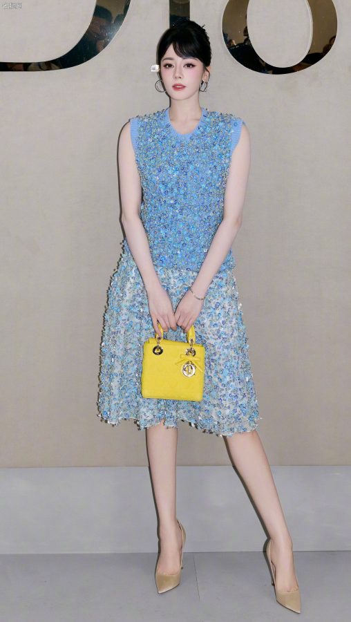迪丽热巴时尚秀场前排的甜美“腿精”！蓝色亮片裙大秀雪白美腿，气质太出众。(4/15)