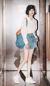 电梯偶遇“长腿”美少女张可盈!白衬衫配热裤,一双“漫画腿”简直逆天。