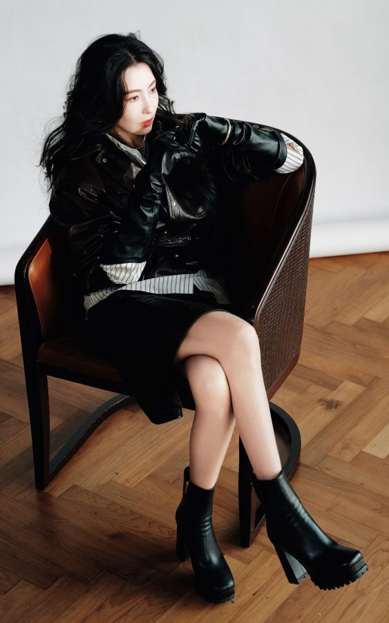 张柏芝酷飒女王风！皮衣短裙配高跟长靴尽显女王霸气。(2/5)