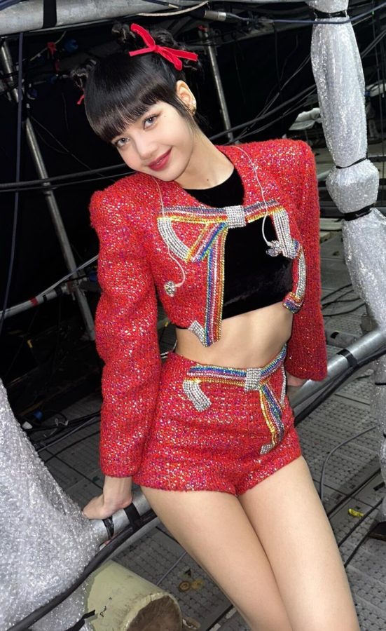 LISA穿热烈红色套装短裤秀出纤细光滑的美腿(3/3)