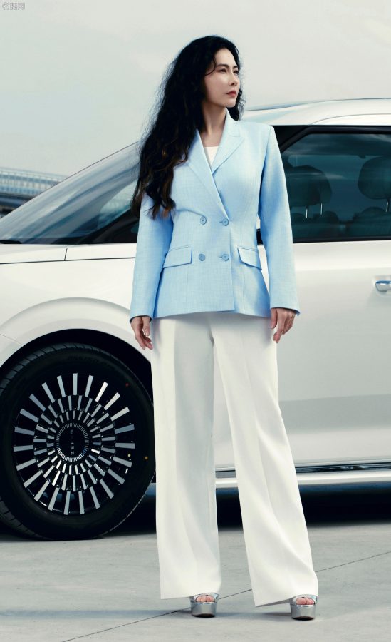 张柏芝穿白裤脚踩防水台银色高跟鞋体验极氪009(2/3)