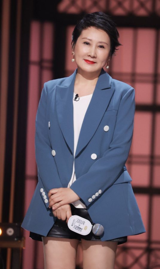 《听姐说》张凯丽蓝色西装尽显优雅，皮短裤下是一双雪白成熟美腿(2/4)