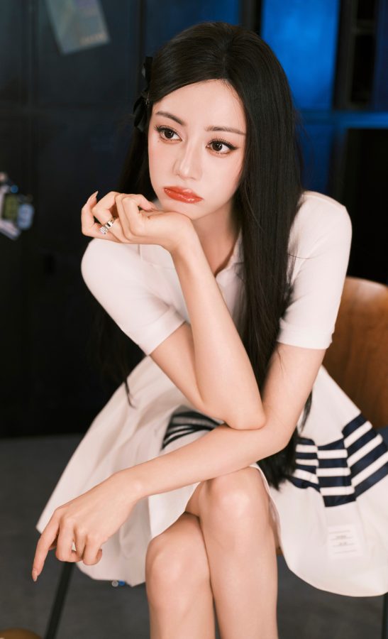 迪丽热巴穿白裙出席护舒宝新品全球发布会美腿纤细(7/15)