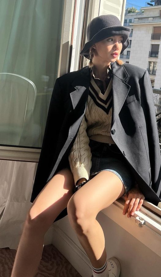 LISA的日常！毛衣短裤配小白鞋，蹲在阳台晒太阳，一双长腿藏不住(6/6)